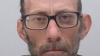 Ако видите този човек, веднага звъннете в полицията СНИМКА