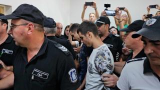 Ето ги близнаците, съучастници в бруталнaта екзекуция от Цалапица, посрещнаха ги с "убийци" БЛИЦ TV