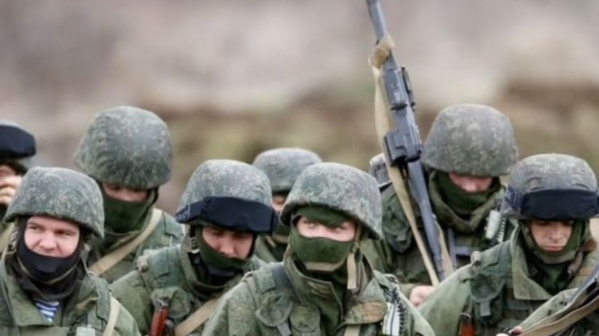 Партизани отровиха десетки руски офицери в Мариупол, в Беларус пристигна нова колона на "Вагнер" със странни контейнери 