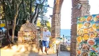 Шеф Петров отиде в Несебър и побесня: Татуираните и силиконките са в Гърция, а тук... ВИДЕО