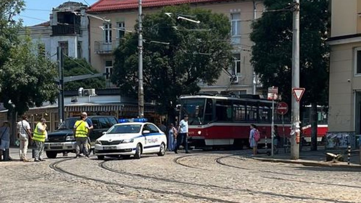 Джип с фалшив номер бе закопчан със скоба и сътвори голям цирк с трамвай в София СНИМКА