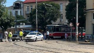 Джип с фалшив номер бе закопчан със скоба и сътвори голям цирк с трамвай в София СНИМКА