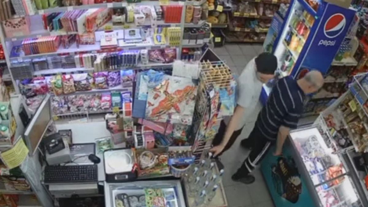 Младеж влезе в магазин в Ловеч, последвалото запали мрежата ВИДЕО