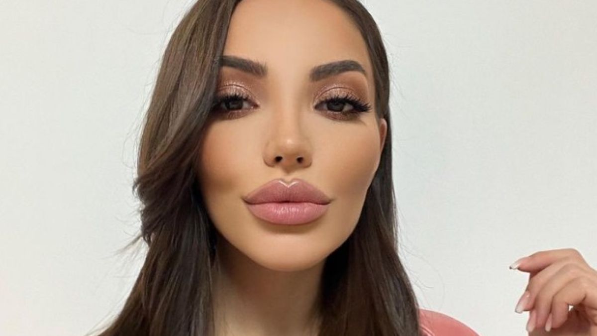 Мис Силикон се пече по монокини на яхта в Гърция СНИМКА 18+