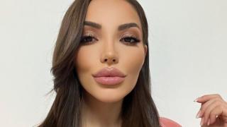 Мис Силикон се пече по монокини на яхта в Гърция СНИМКА 18+