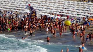 Летовниците на плаж "Харманите" в Созопол в ступор какво огромно нещо изхвърли морето СНИМКИ