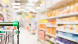 Младеж влетя в магазин, за да потърси помощ, последвалото смая всички 