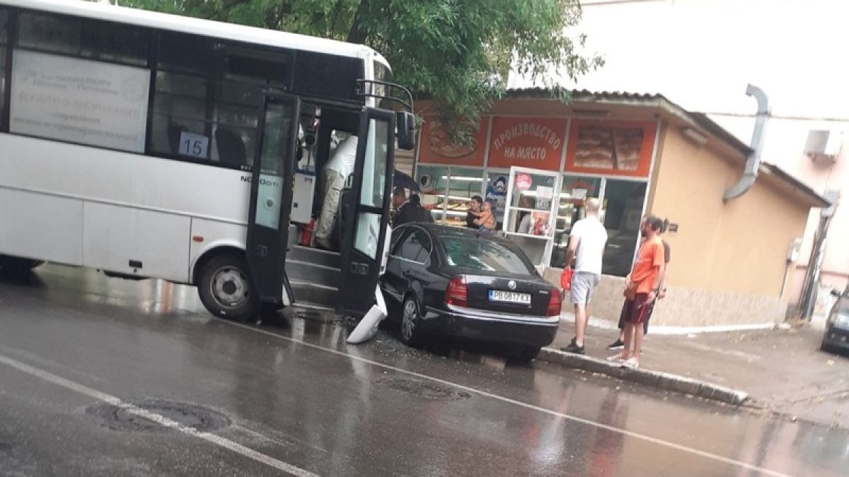 Автобус помля кола в Пловдив СНИМКА