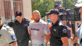 Динко се покая за боя на мнимия инвалид, ето как пристигна в съда ВИДЕО