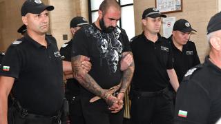 Извергът Чавдар влезе окован в съда, лъснаха нови детайли от жестокото двойно убийство ВИДЕО