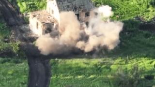 ВИДЕО от войната: Бойци от ВСУ унищожиха замаскирана минохвъргачка край Бахмут