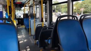 Чужденец нокаутира два пъти контрольорка в автобус във Варна ВИДЕО 