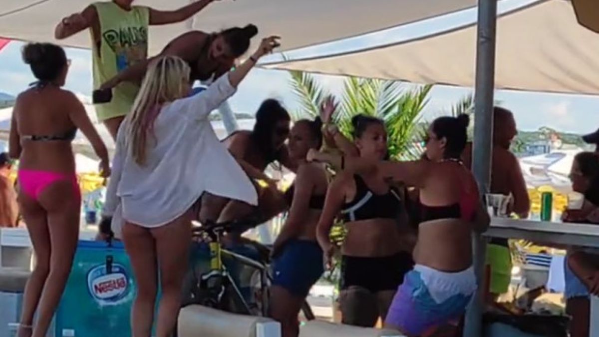 Див купон в Приморско! Девойки въртят задници на люта чалга ВИДЕО 18+