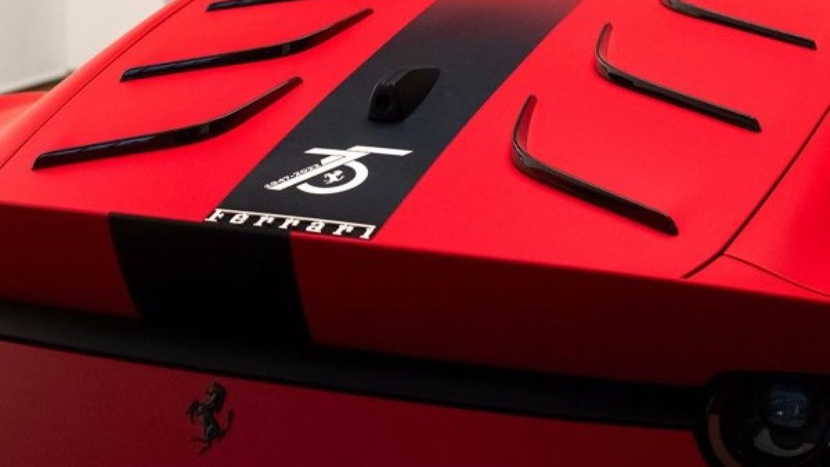 Ferrari представи уникален суперавтомобил в чест на 75-год. на марката СНИМКИ