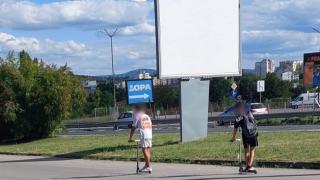 Ученици пререждат за асансьор майка с количка и се гаврят: Ако ползвахте стълбите, нямаше да имате целулит