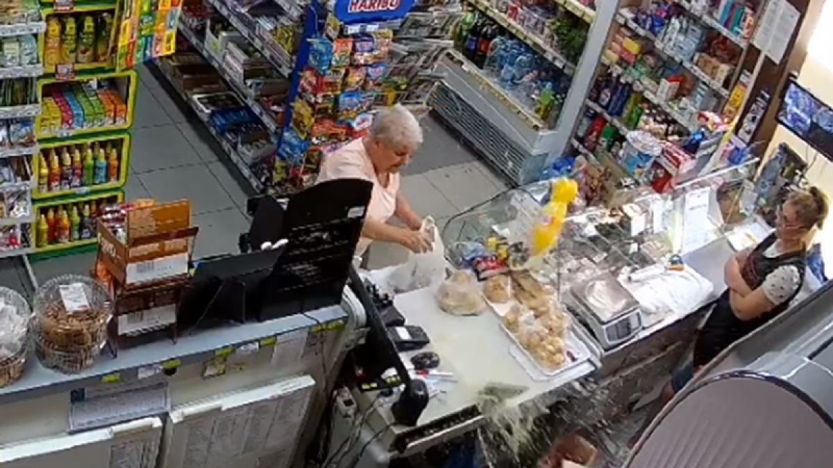 Забраниха на възрастна жена да стъпва в плевенски магазин и стана страшно ВИДЕО
