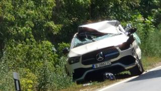 Брутална катастрофа с бял джип край Варна - жена е с окървавена ръка СНИМКА