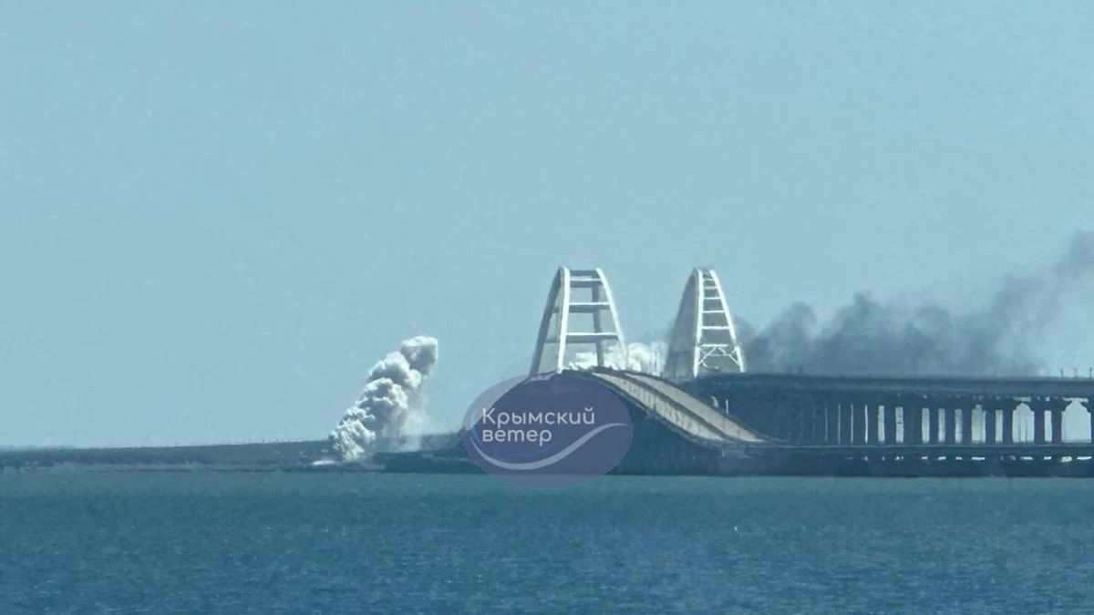 Нови взривове на Кримския мост, гъст дим обви съоръжението ВИДЕО