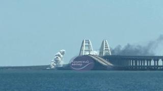 Нови взривове на Кримския мост, гъст дим обви съоръжението ВИДЕО