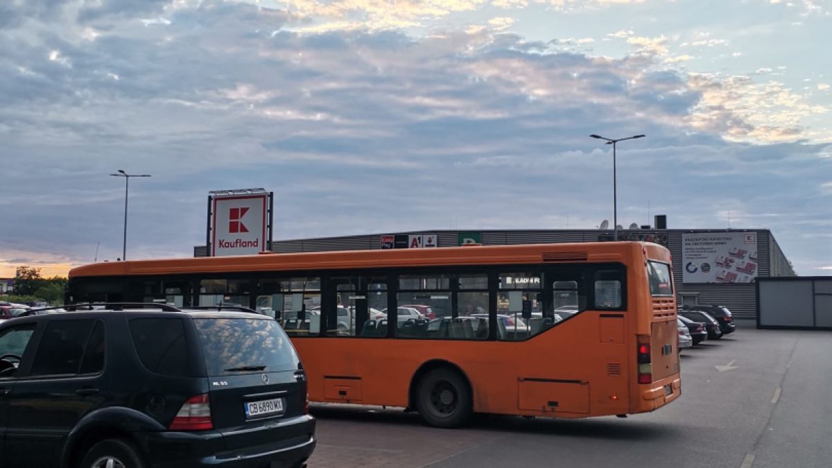 СНИМКИ от паркинг на "Кауфланд" в София подпалиха мрежата, всички гадаят защо шофьорът е направил това 