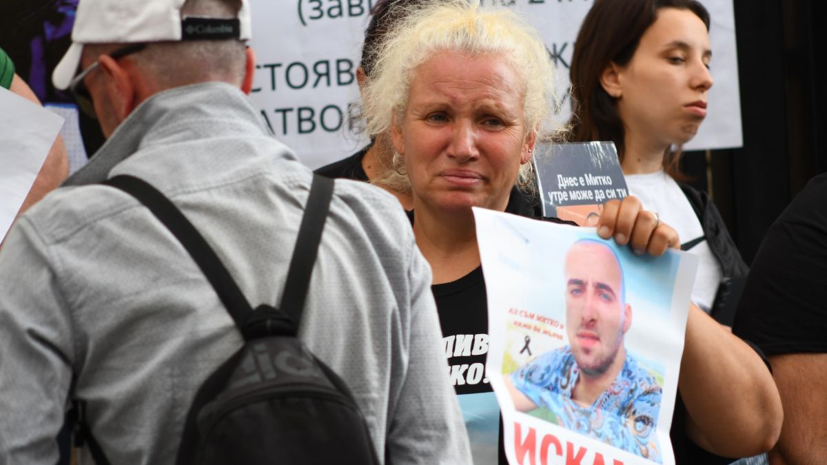 Пред Съдебната палата ври и кипи, майката на убития Митко от Цалапица поиска...