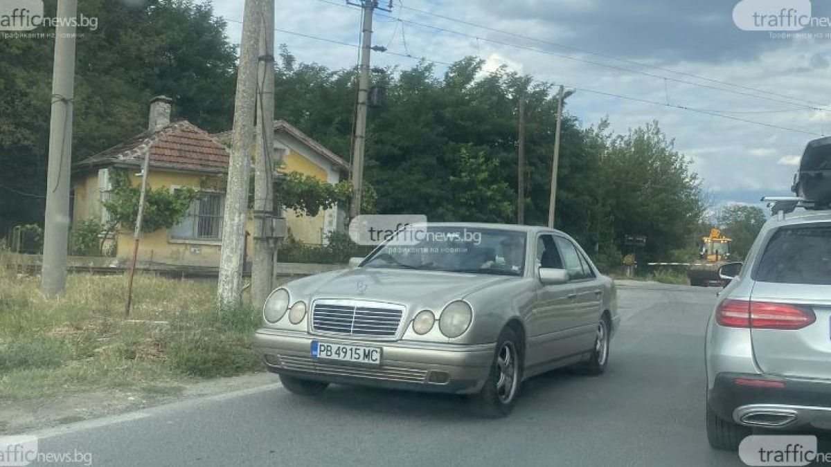 Камикадзета с лъскави возила направиха немислимото на жп прелез, а секунди по-късно... СНИМКИ 