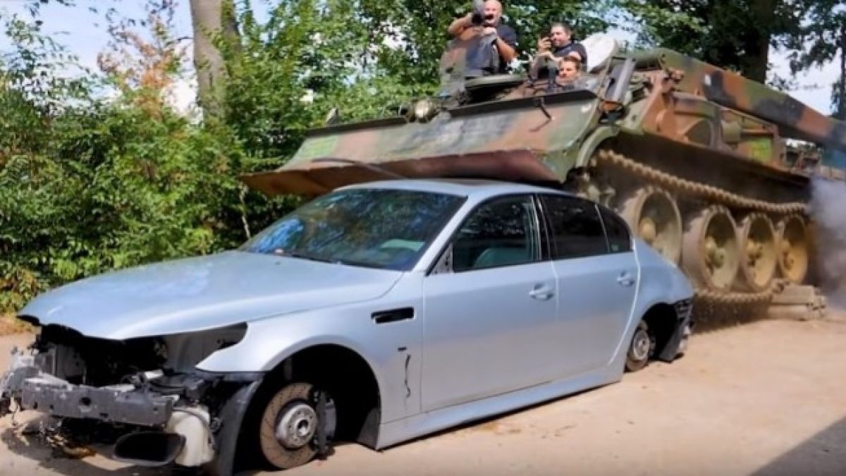 Зрелищни ВИДЕА: Танк смачка култов спортен автомобил BMW