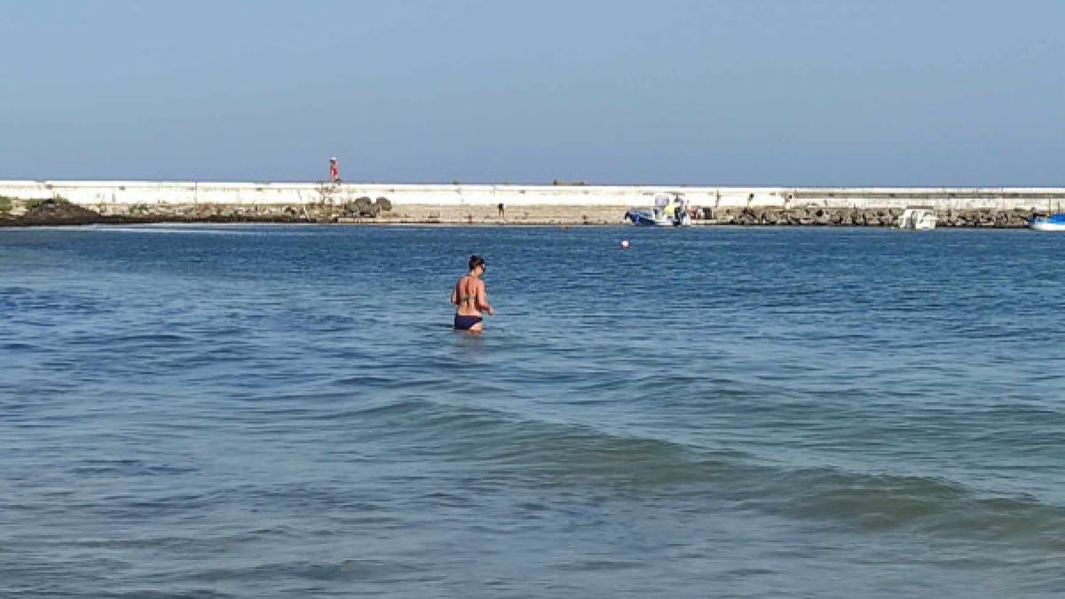 Големи вълни и опасни течения по цялото Черноморие, но на този плаж водата е като тепсия СНИМКИ