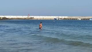 Големи вълни и опасни течения по цялото Черноморие, но на този плаж водата е като тепсия СНИМКИ