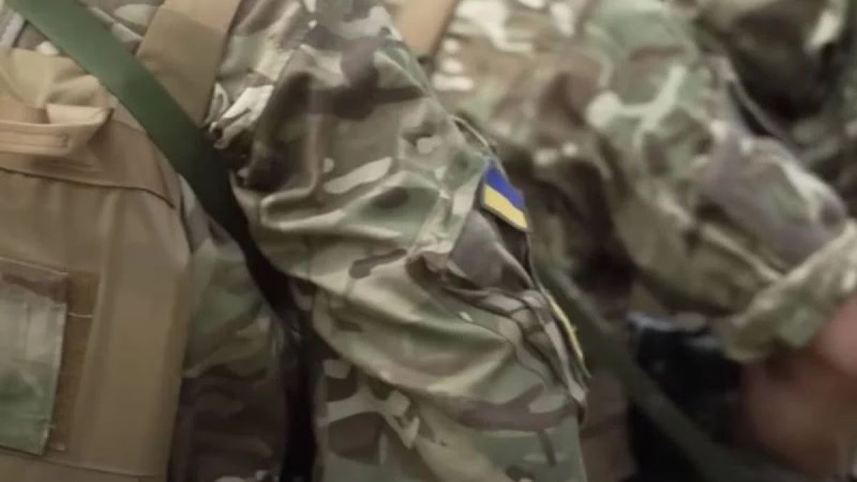 Пленен от руснаците боец на ВСУ към украинците: Ако искате да живеете, се скрийте за месец-два в мазето на баба си