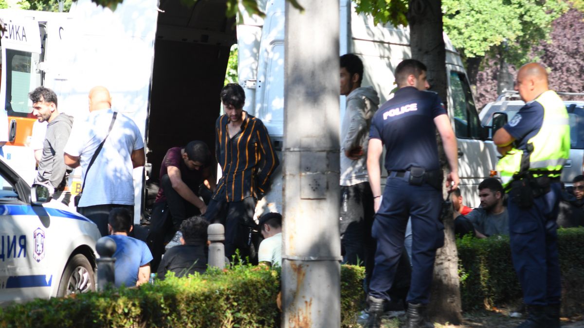 Извънредна новина за полуживите мигранти, спипани на столичния "Орлов мост"