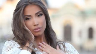 Певицата Ариа се съблече на участие ВИДЕО