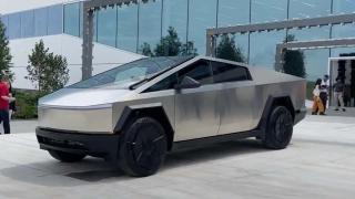 Защо Tesla Cybertruck завива със задните си колела? ВИДЕО 