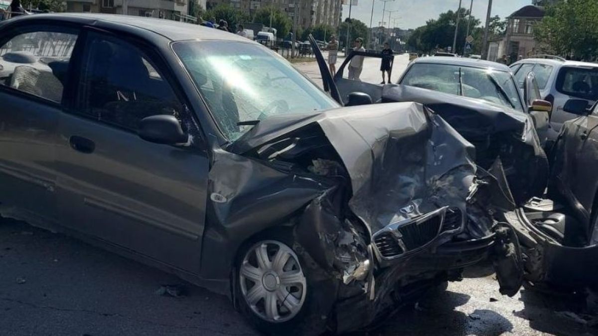 Първо в БЛИЦ: В София е като след война, брутални мелета блокираха ключов булевард 