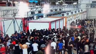 Крясъци и гъст дим: Подивели бежанци се хванаха за гушите в центъра в Любимец ВИДЕО 