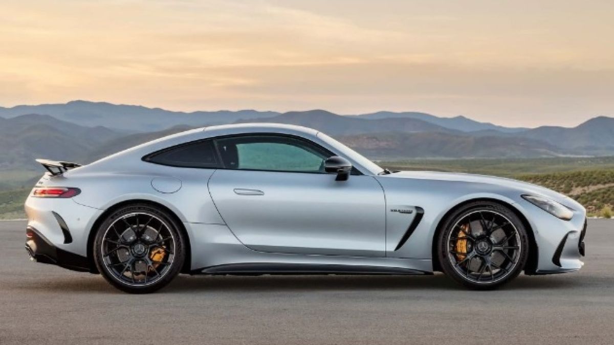 По-голям и по-мощен: Представиха новия суперавтомобил Mercedes-AMG GT ВИДЕО