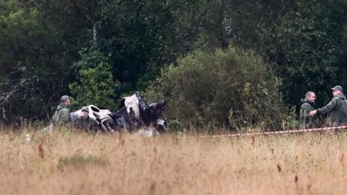 Фатални 32 секунди: Самолетът на Пригожин със странни маневри преди удара, а до един от труповете открили... ГРАФИКИ