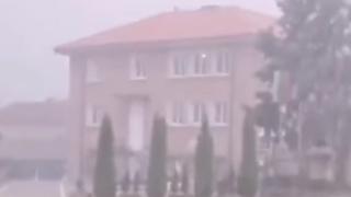 Синоптиците познаха! Мощни бури удариха тези части на страната ВИДЕО 