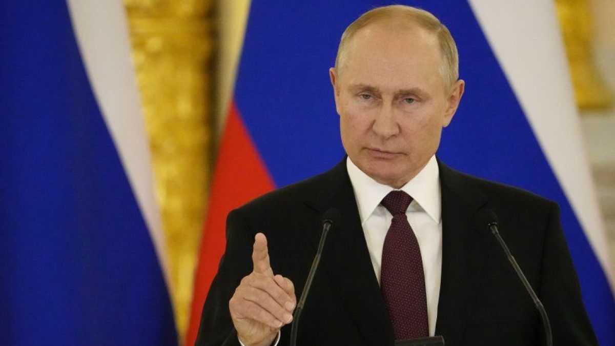 Путин се срещна с екипаж на танк, унищожил цяла бронирана колона ВИДЕО