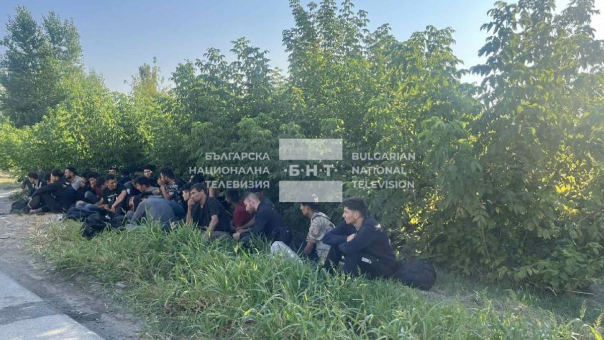 Какво се случва? Пак мигранти на входа на София СНИМКИ