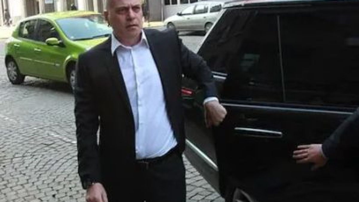 Слави Трифонов кара коли за милиони и ги държи в...