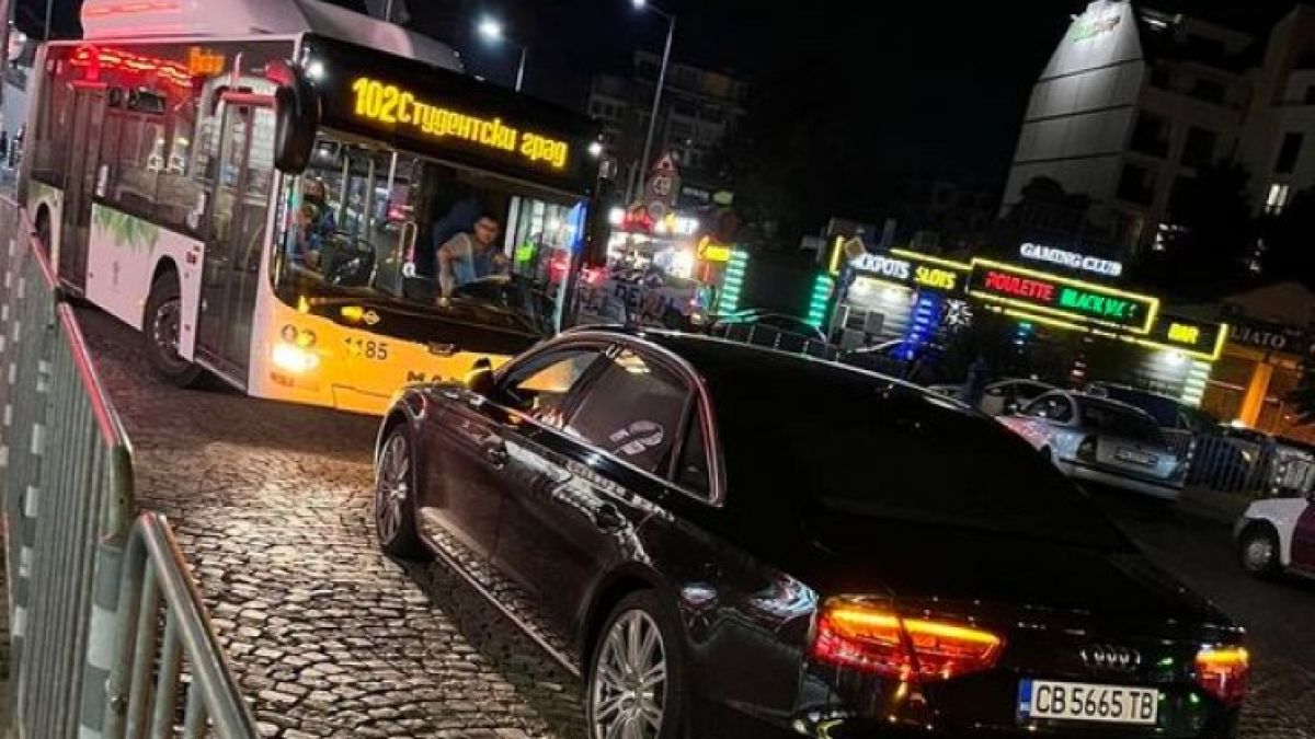 Абсурдно: Лъскава лимузина за малко да се забие челно в автобус СНИМКА