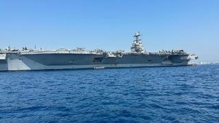 Най-големият US самолетоносач пристигна край турски курорт