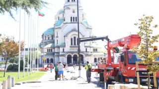 Фоторепортаж в БЛИЦ: Ремонтът на пл. "Ал. Невски" продължава да се точи 