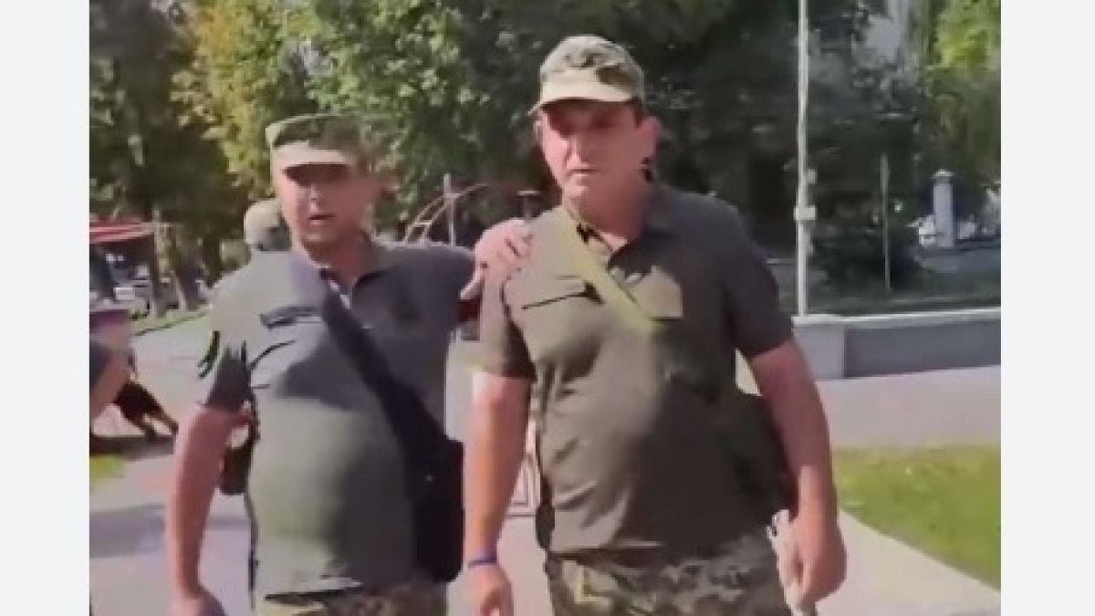 ВИДЕО от войната: Мъж от Полтава отговори рязко, когато се опитаха да му връчат призовка