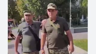 ВИДЕО от войната: Мъж от Полтава отговори рязко, когато се опитаха да му връчат призовка