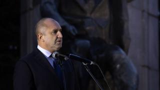 Политолози разкриха кое е нещото, което крепи сглобката и целта на Радев
