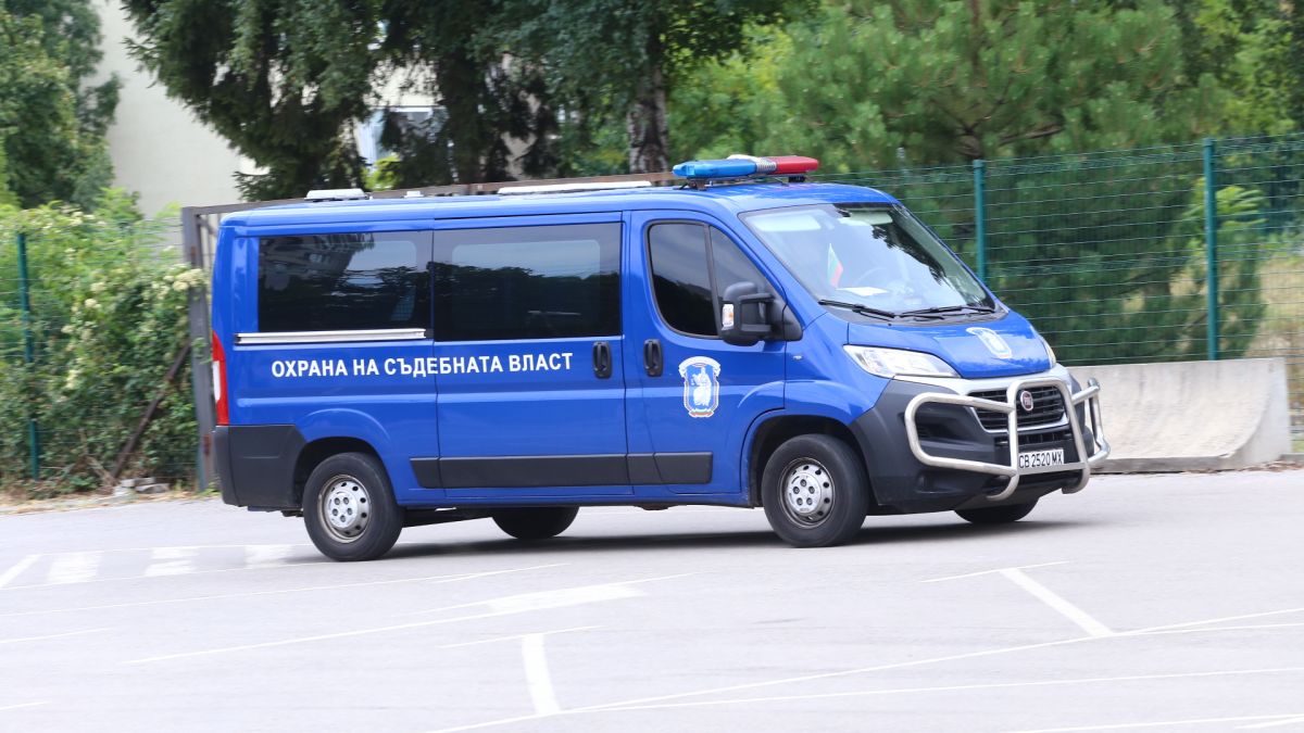 Разпитват Божков при драконови мерки за сигурност! Изненадващо се появи и съпругата на... СНИМКИ