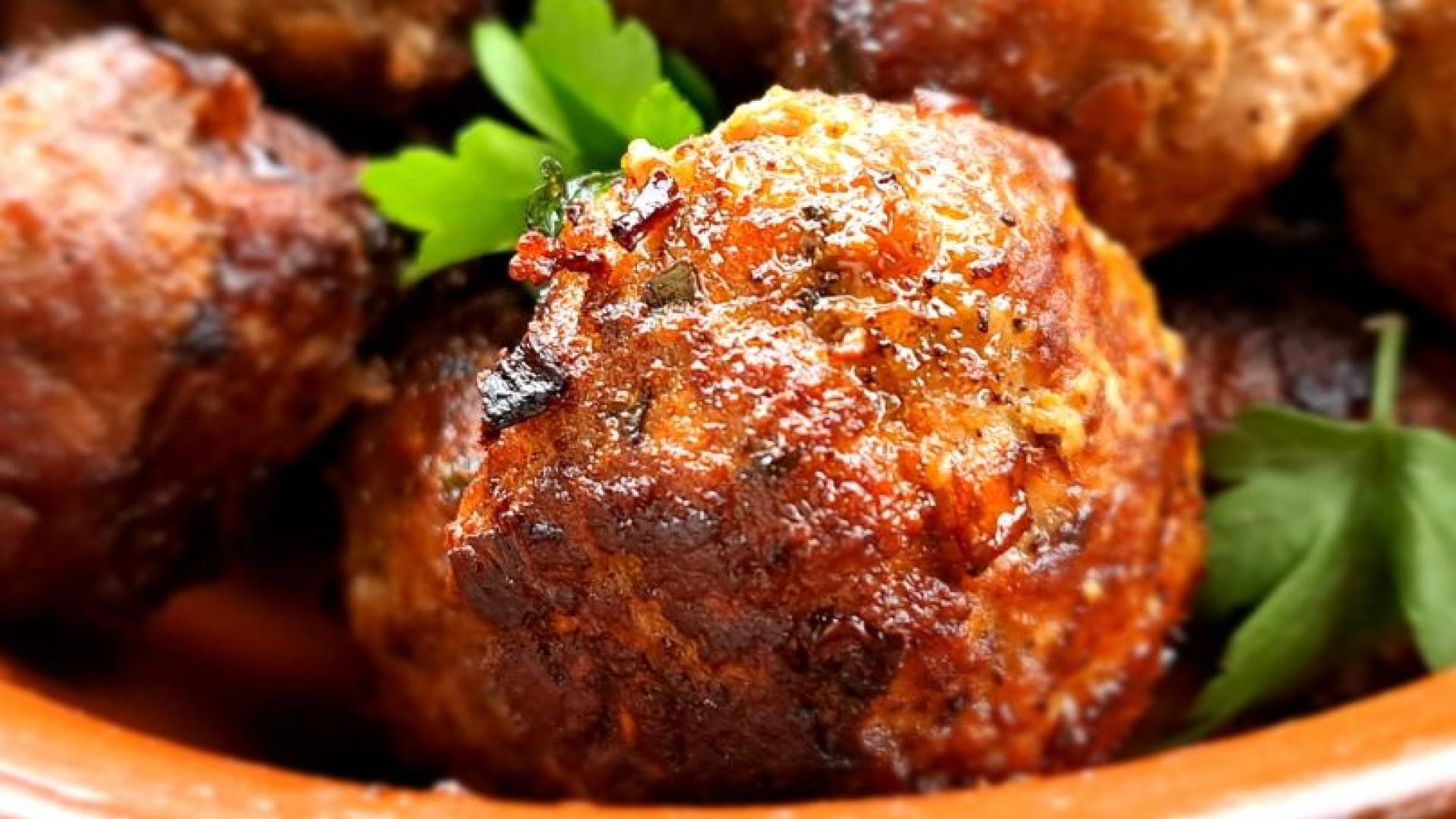 Няма наяждане с тези печени кюфтета със сочна плънка