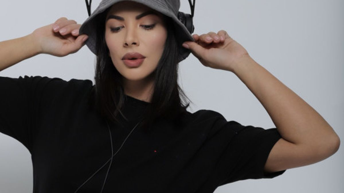 Мега известна и красива родна DJ-ка много го загази! Спипаха я да...